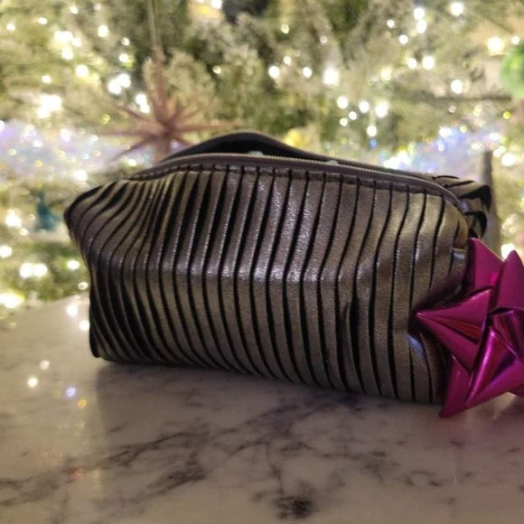 NEW MAC Metallic Makeup Bag - Picture 3 of 7